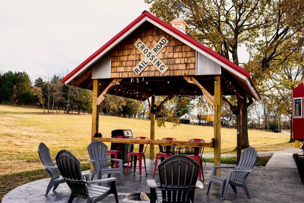 Lawrenceburg Bourbon Trail: Caboose On The Farmヴィラ エクステリア 写真